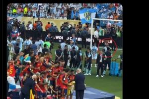 外网热议：阿根廷背身时，何塞·洛佩斯是唯一看捧杯的阿根廷球员