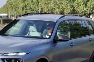记者：巴尔韦德已经回到皇马基地，准备参加季前训练