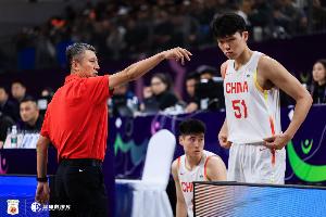 解说：国家队现在让杨瀚森高位做轴已来不及了 多打打挡拆吧