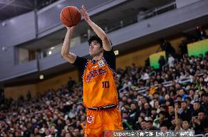 偰李永炜：教练组&球队老队员一直在鼓励自己 贺希宁让我要放开打