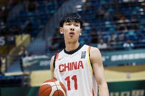 大尺寸！路易斯维尔大学官网显示 张博源目前身高206cm体重100kg